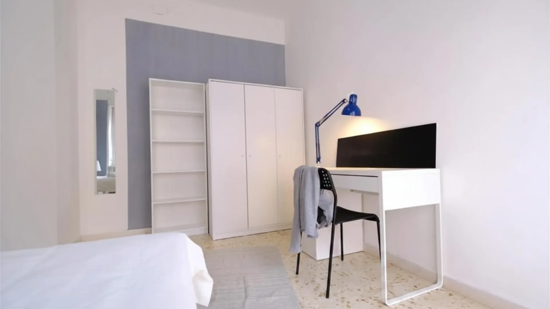 Stanza economica per studenti con ampia illuminazione in 