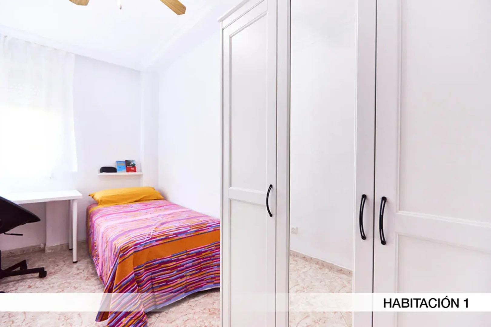 Quarto de estudante luminoso e arejado com acesso fácil à universidade em 