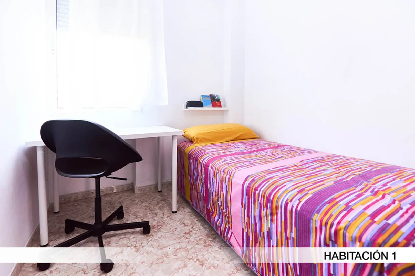 Quarto de estudante confortável e espaçoso em 