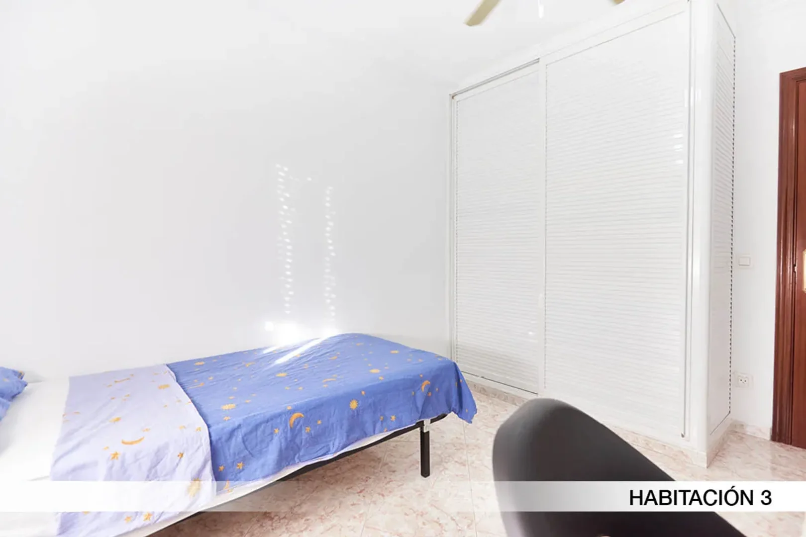 Quarto para alugar em apartamento de estudantes em , totalmente mobilado