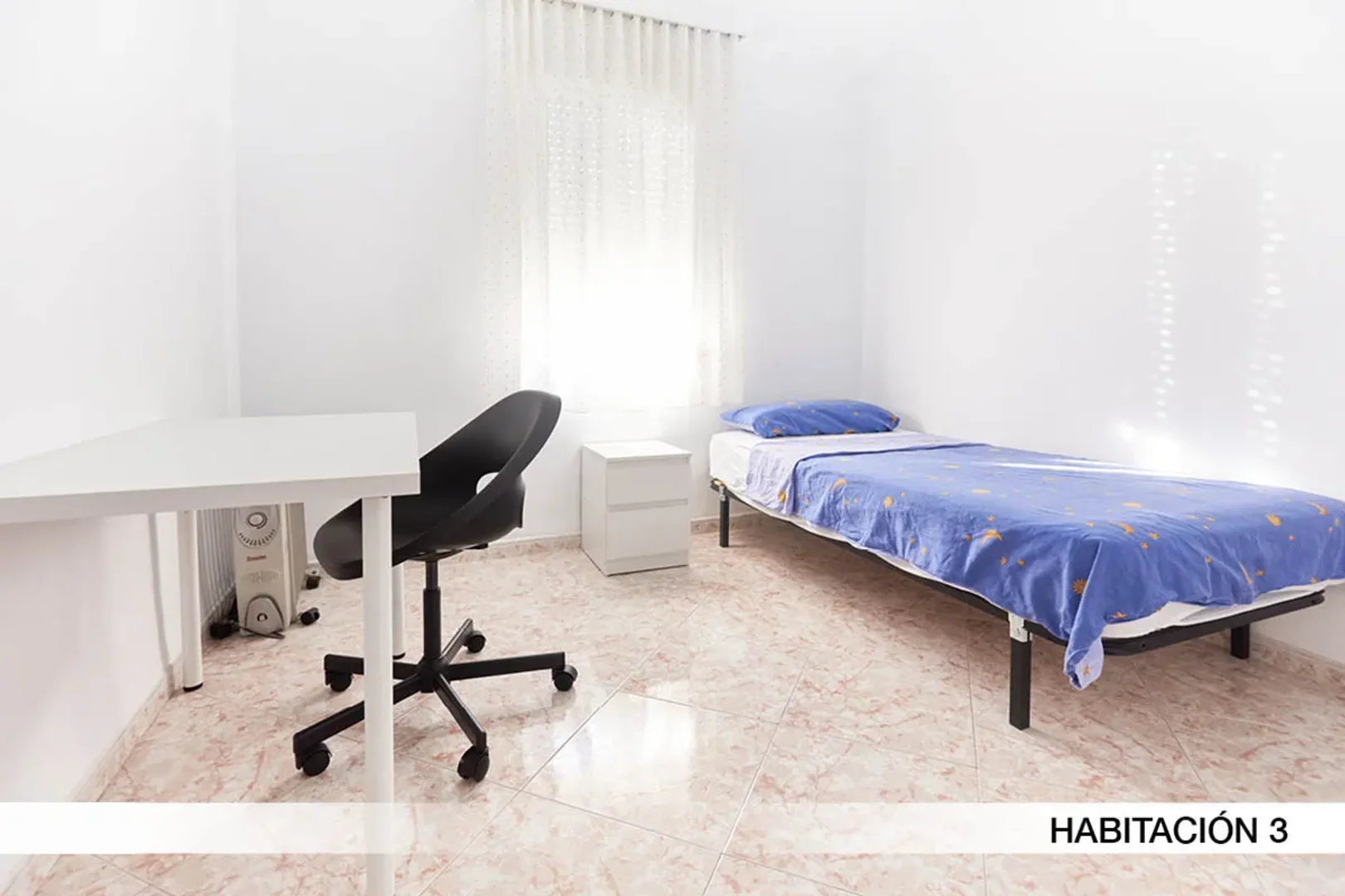 Quarto de estudante económico com localização conveniente em 