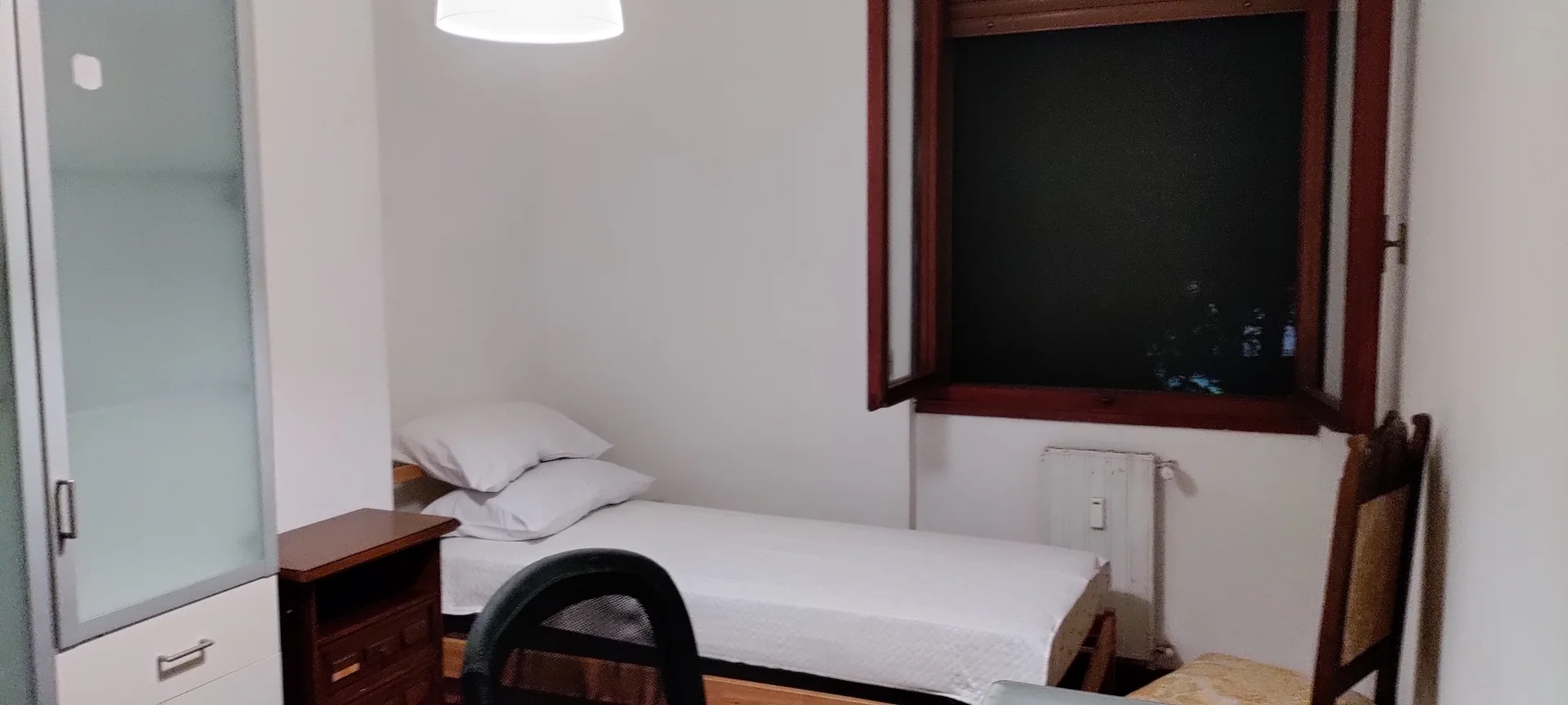 Chambre conviviale pour les étudiants dans avec des équipements modernes