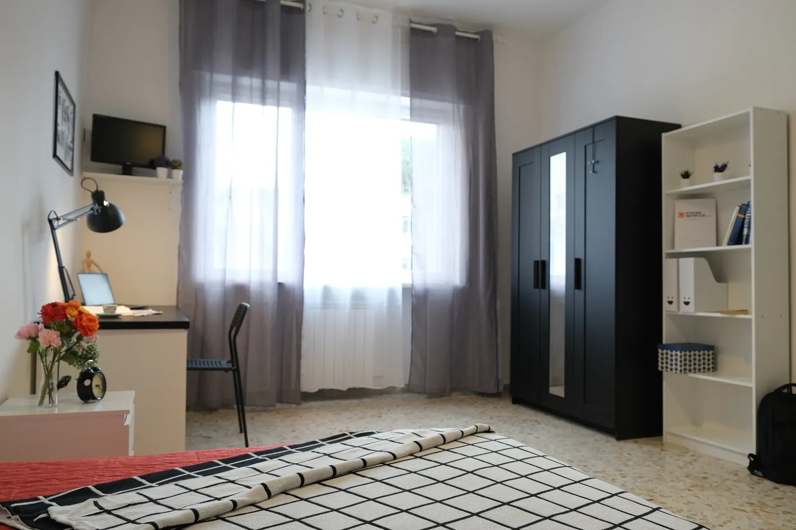 Comfortable and spacious student room in 