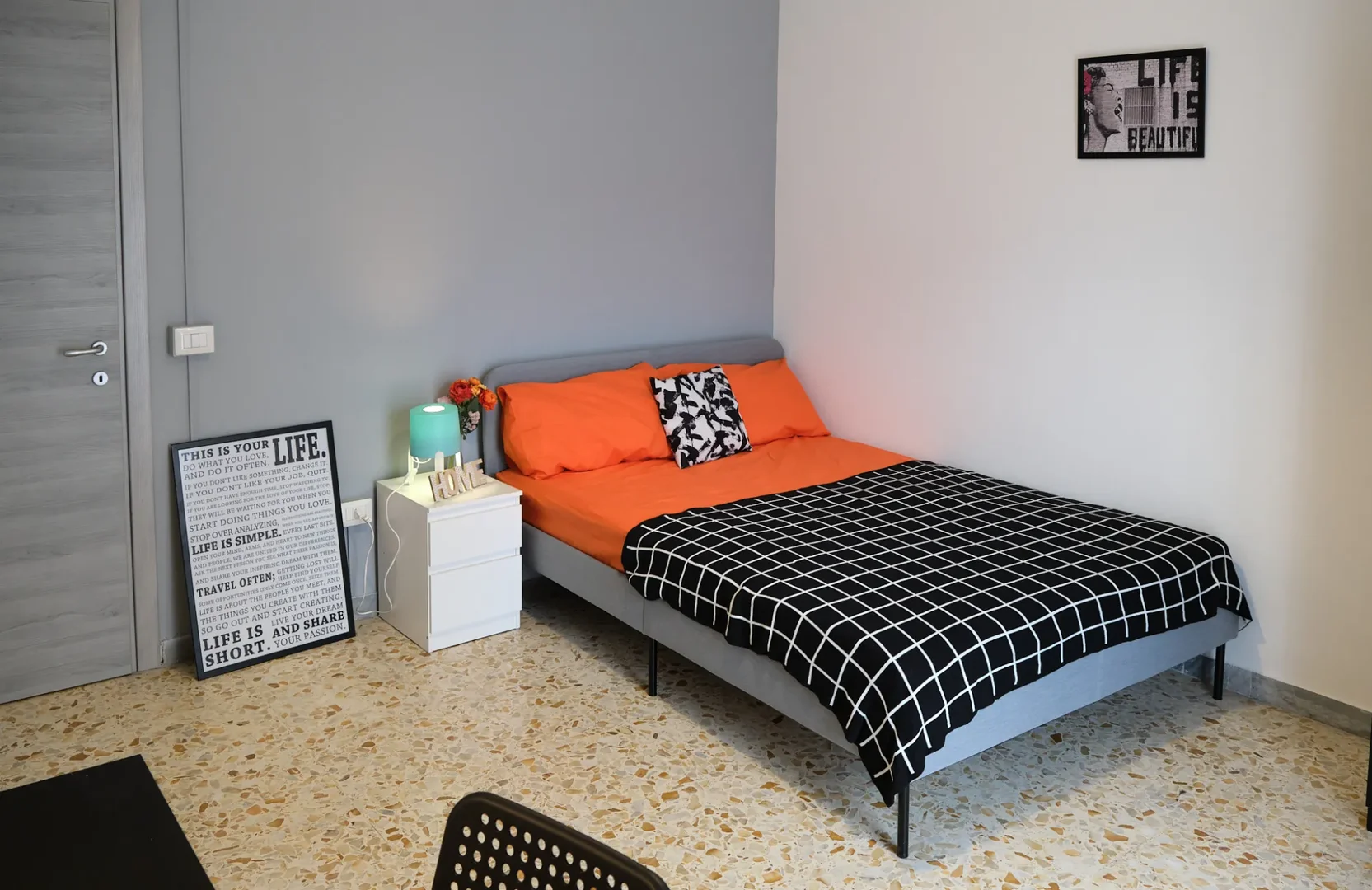 Functional student room perfect for studying in 