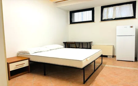 Zimmer mit Doppelbett zu vermieten {area}