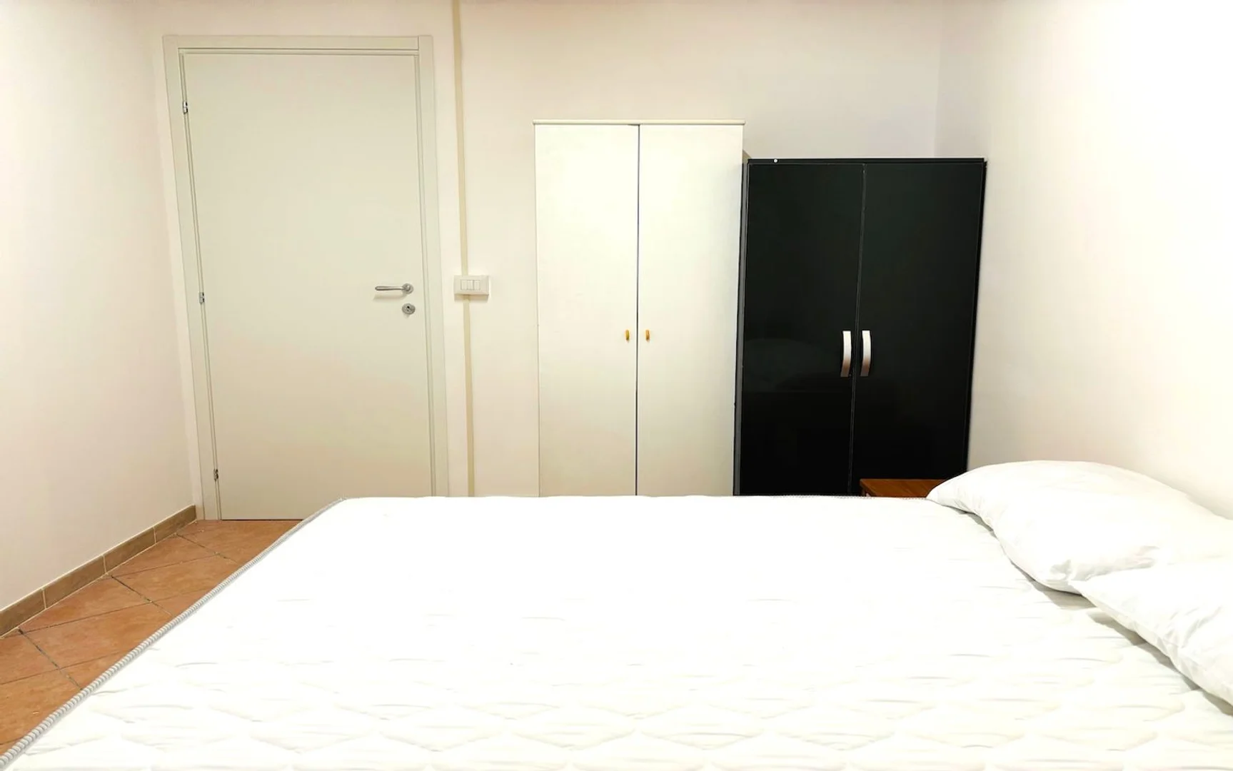 Bezahlbares Zimmer für Studenten mit ausreichender Beleuchtung in 