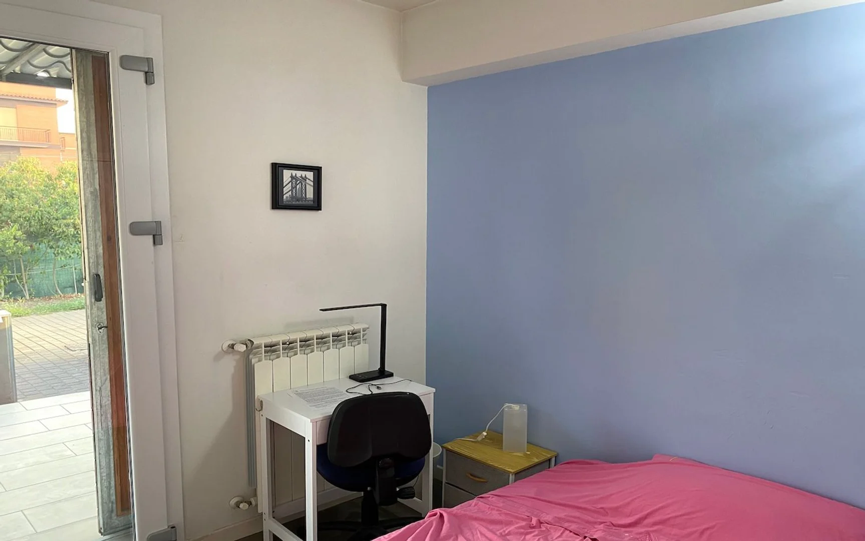 Quarto para alugar em apartamento de estudantes em , totalmente mobilado