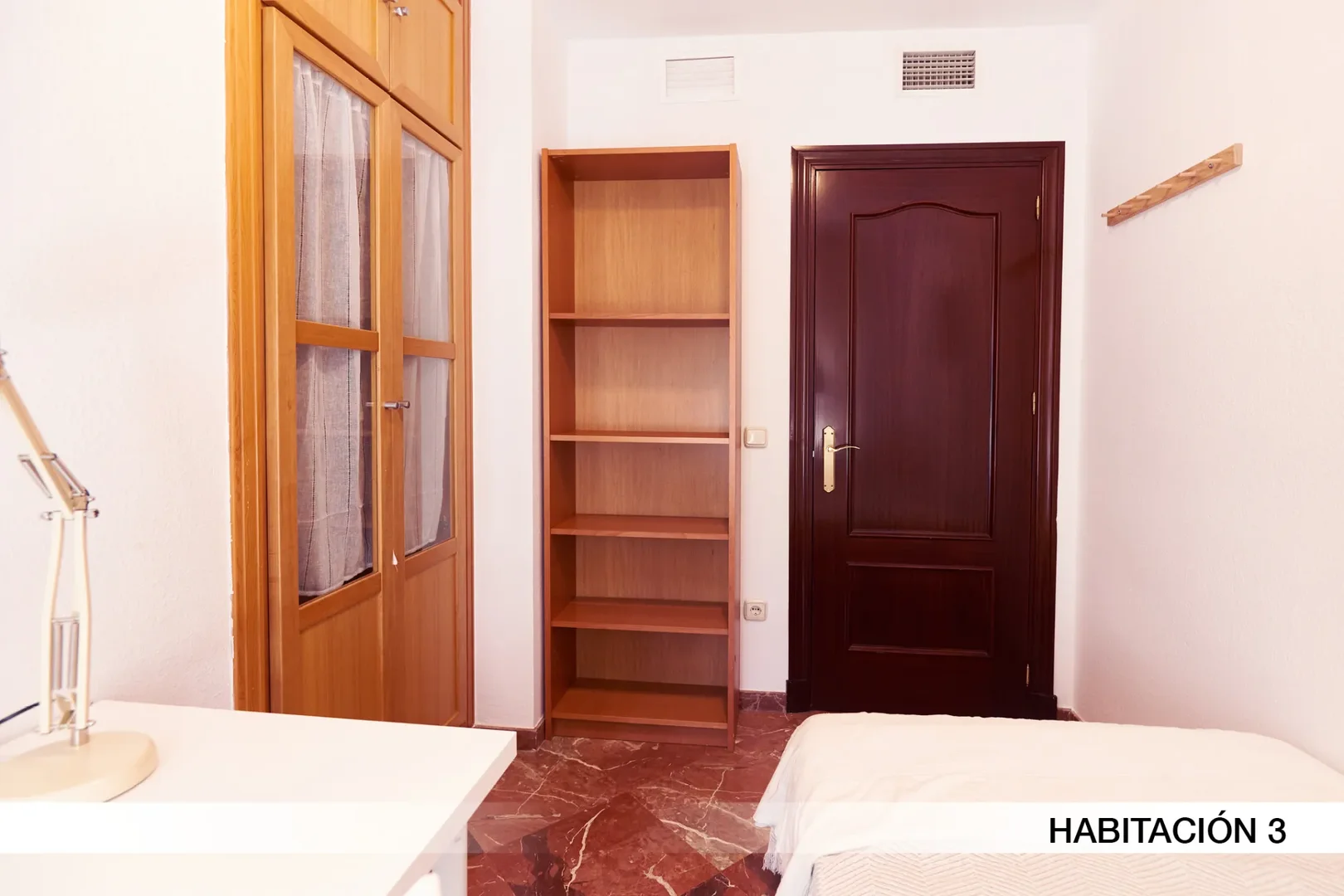Quarto de estudante confortável e espaçoso em 