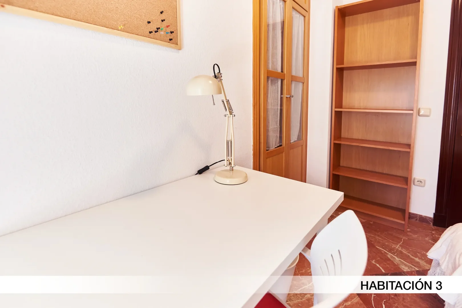 Quarto de estudante confortável e espaçoso em 