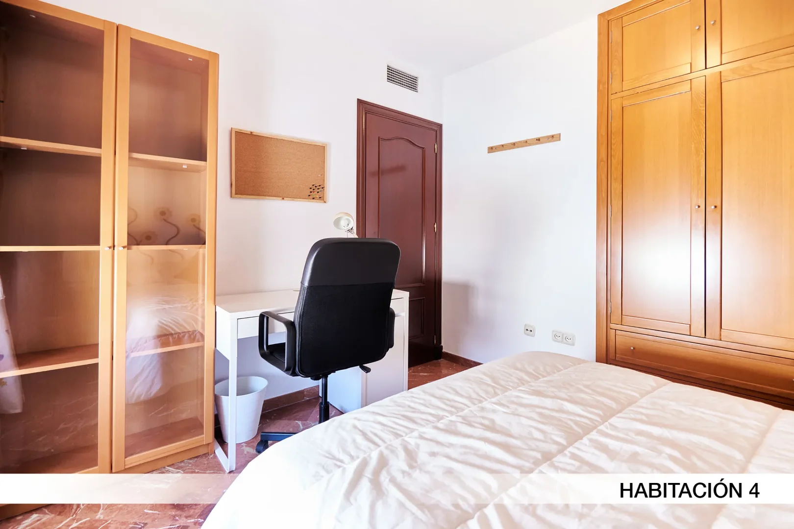 Quarto de estudante económico perto do campus em 