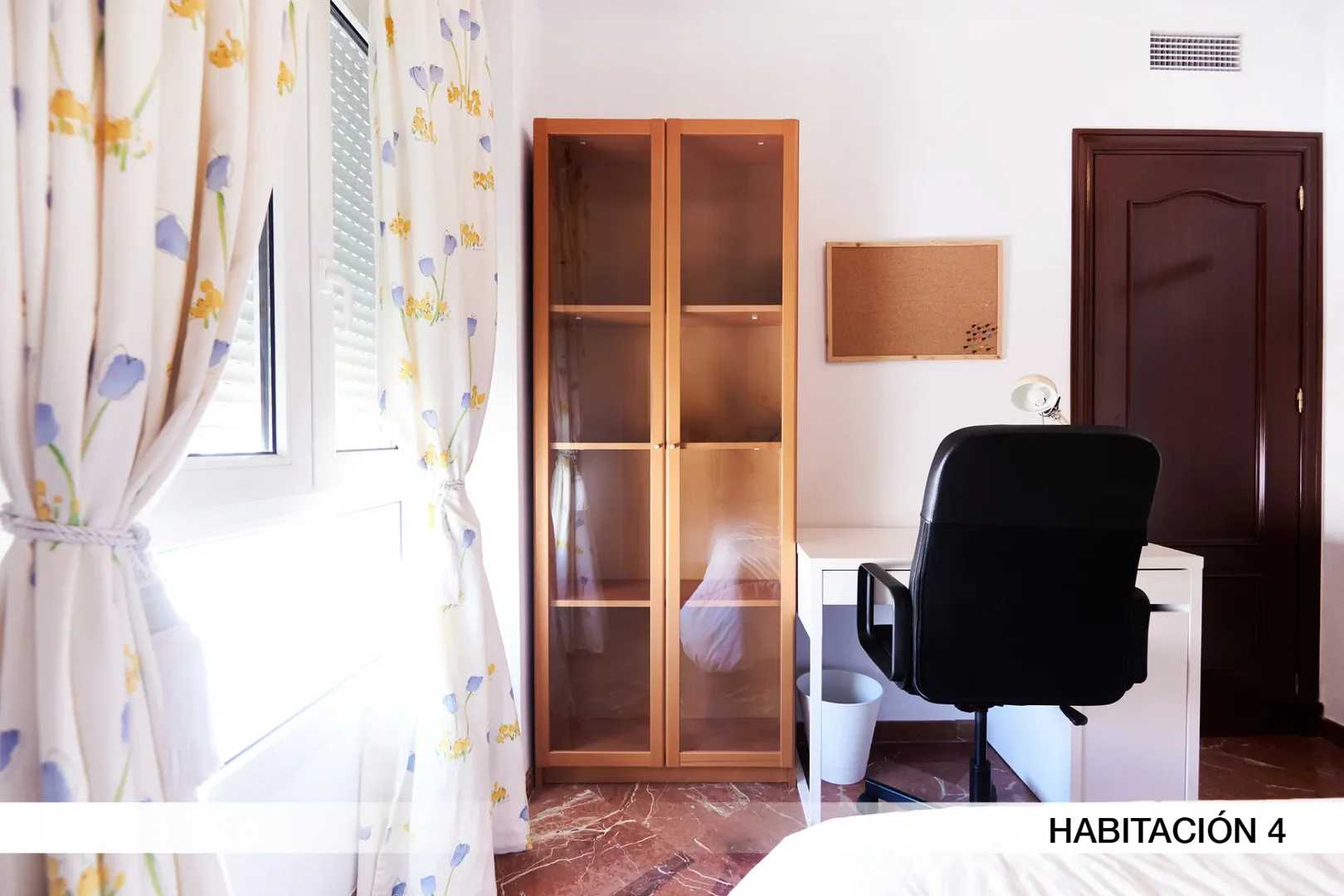 Quarto de estudante económico com localização conveniente em 