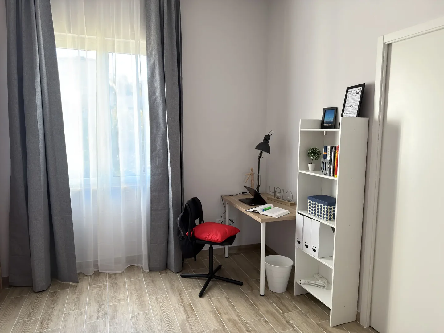 Funkcjonalny pokój studencki idealny do nauki w 
