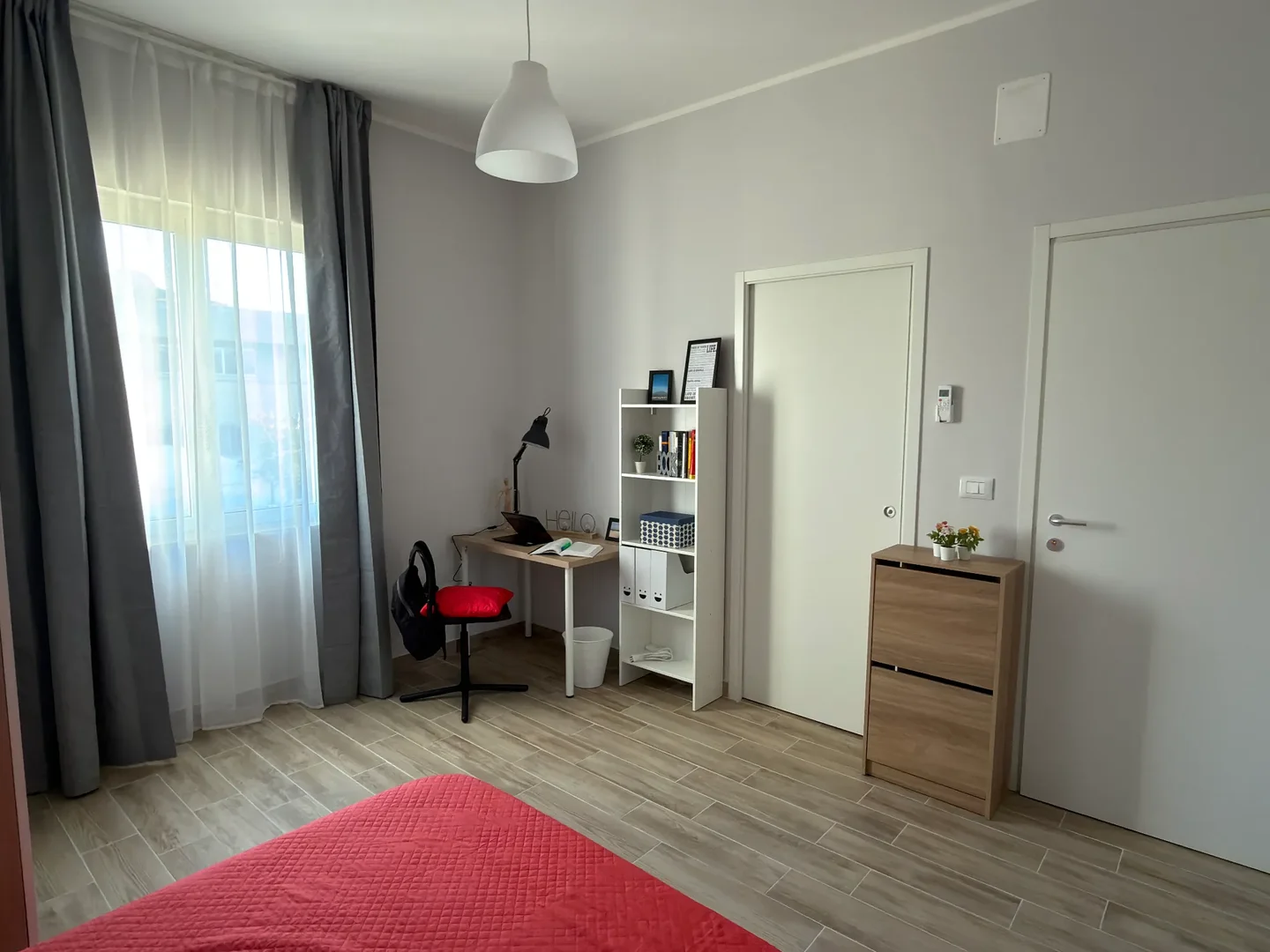 Pokój studencki w  z miejscem do nauki i wspólnymi udogodnieniami