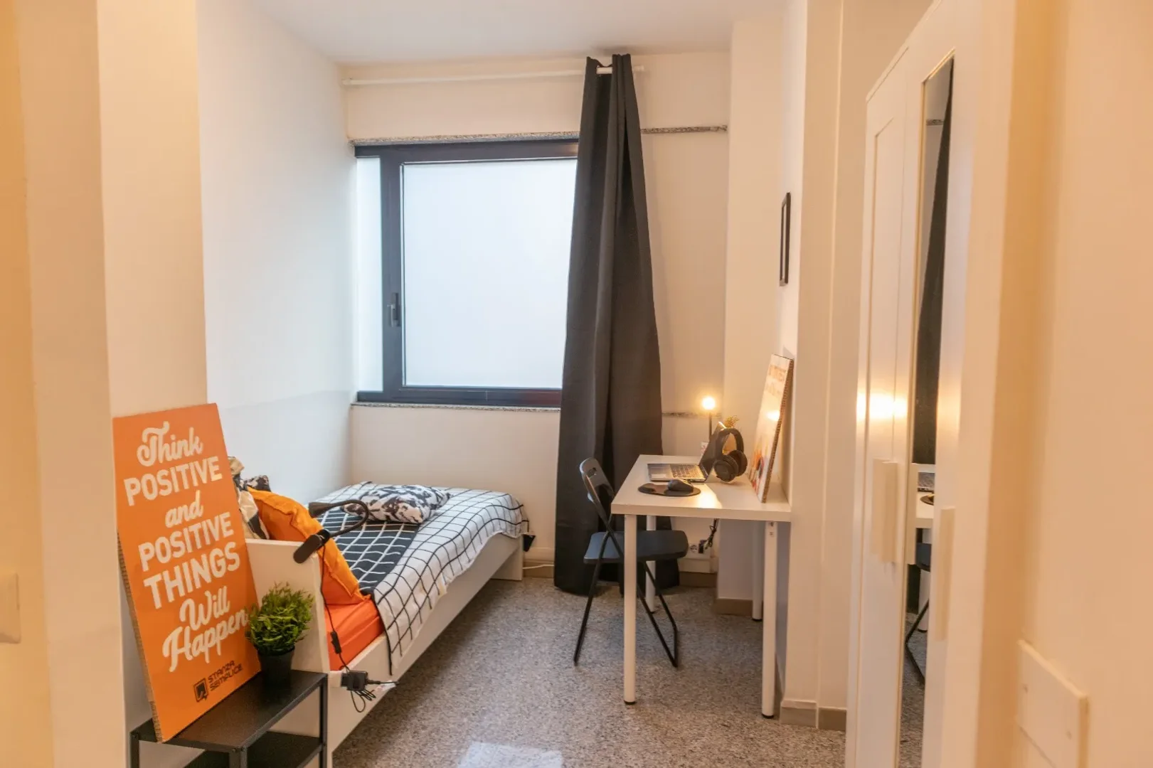 Funktionelles Studentenzimmer perfekt zum Studieren in 