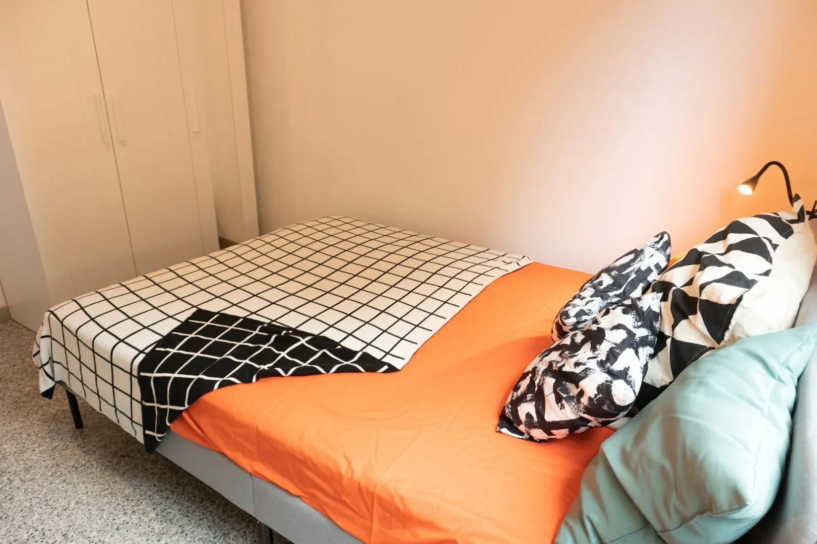 Studentenzimmer in mit Arbeitsbereich und Gemeinschaftseinrichtungen