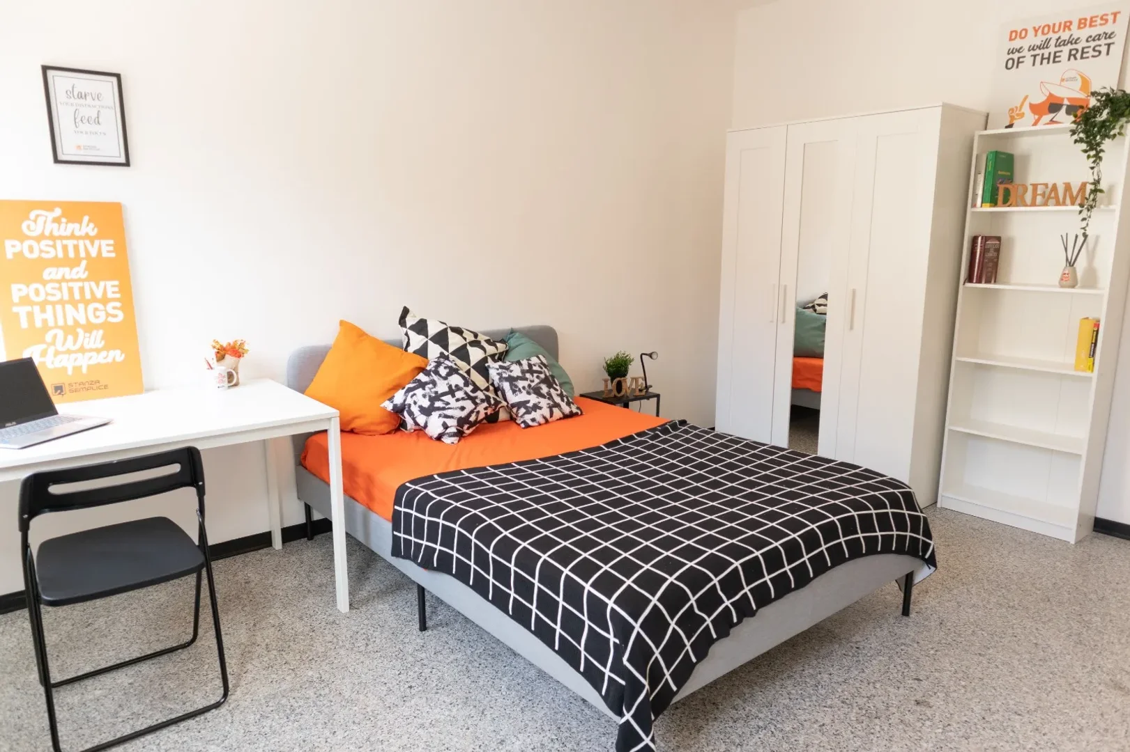 Studentenzimmer in mit Arbeitsbereich und Gemeinschaftseinrichtungen
