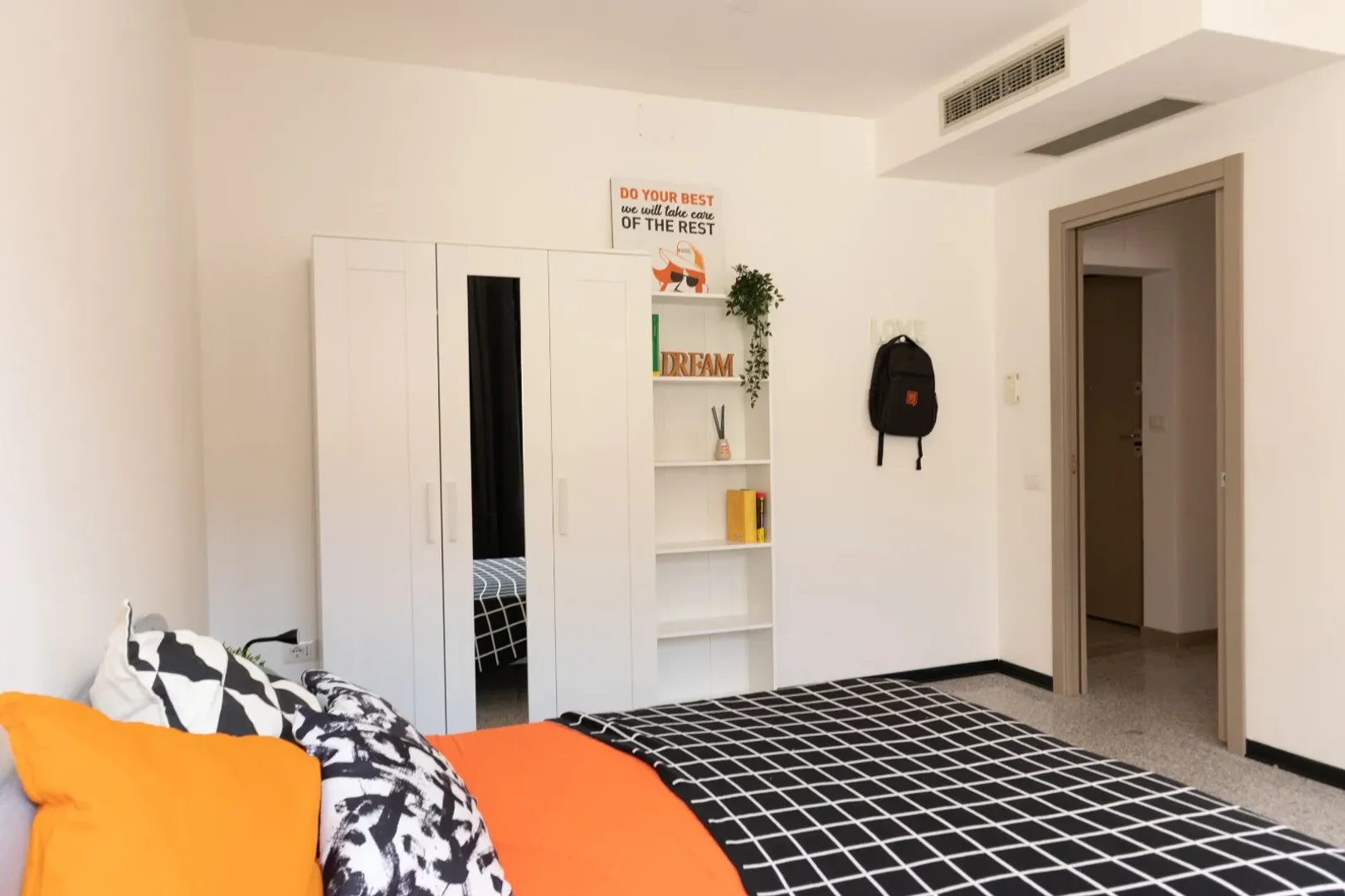 Studentenzimmer in mit Arbeitsbereich und Gemeinschaftseinrichtungen