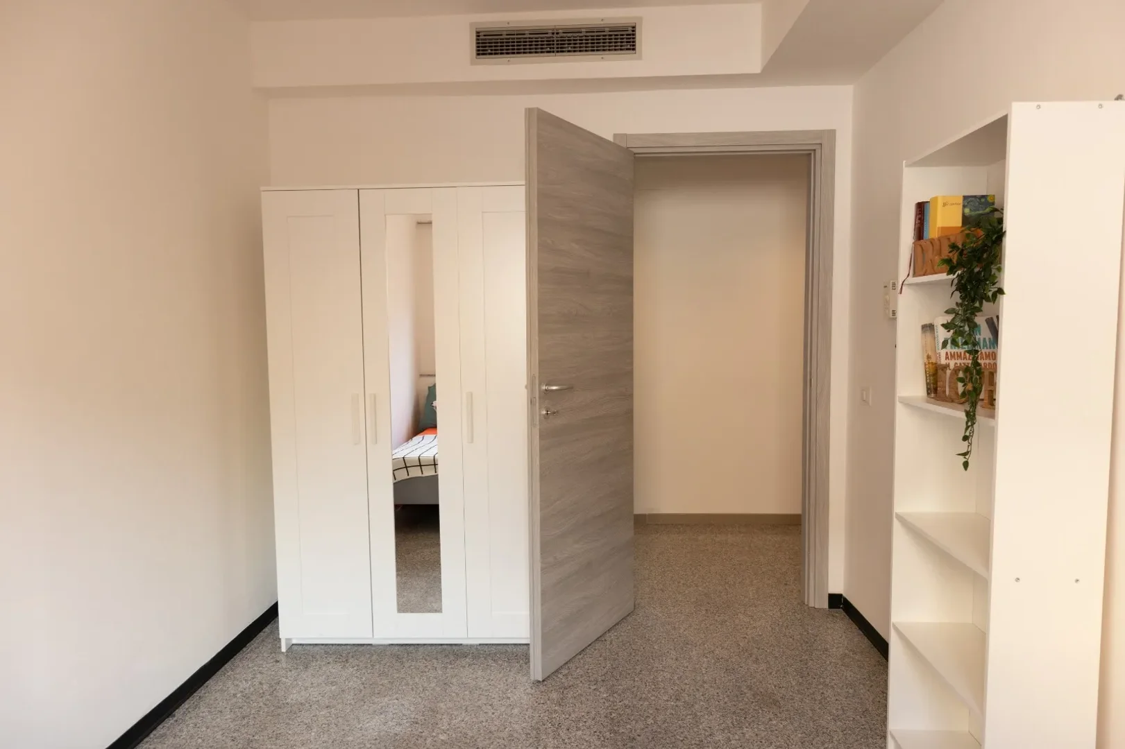Studentenzimmer in mit Arbeitsbereich und Gemeinschaftseinrichtungen
