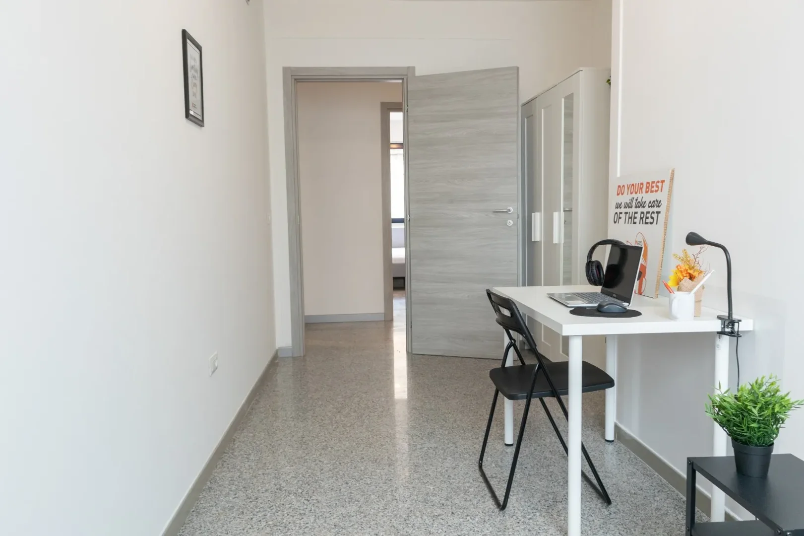 Bright and airy student room with easy university access in 