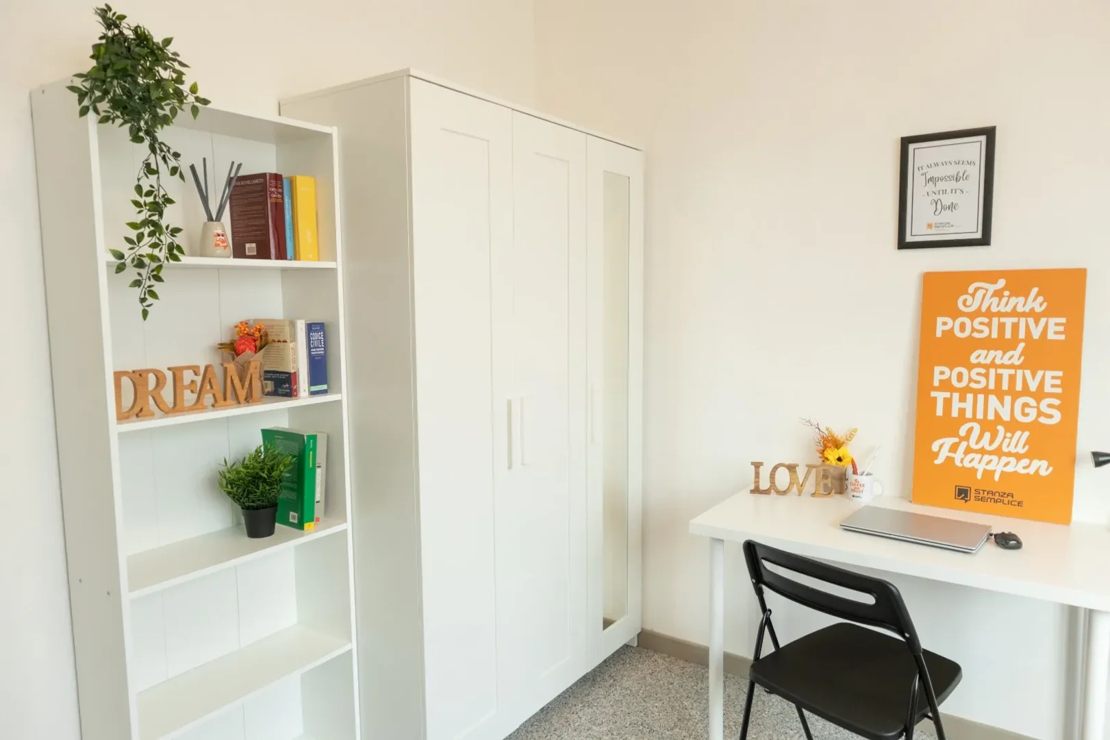 Studentenzimmer in  mit Arbeitsbereich und Gemeinschaftseinrichtungen