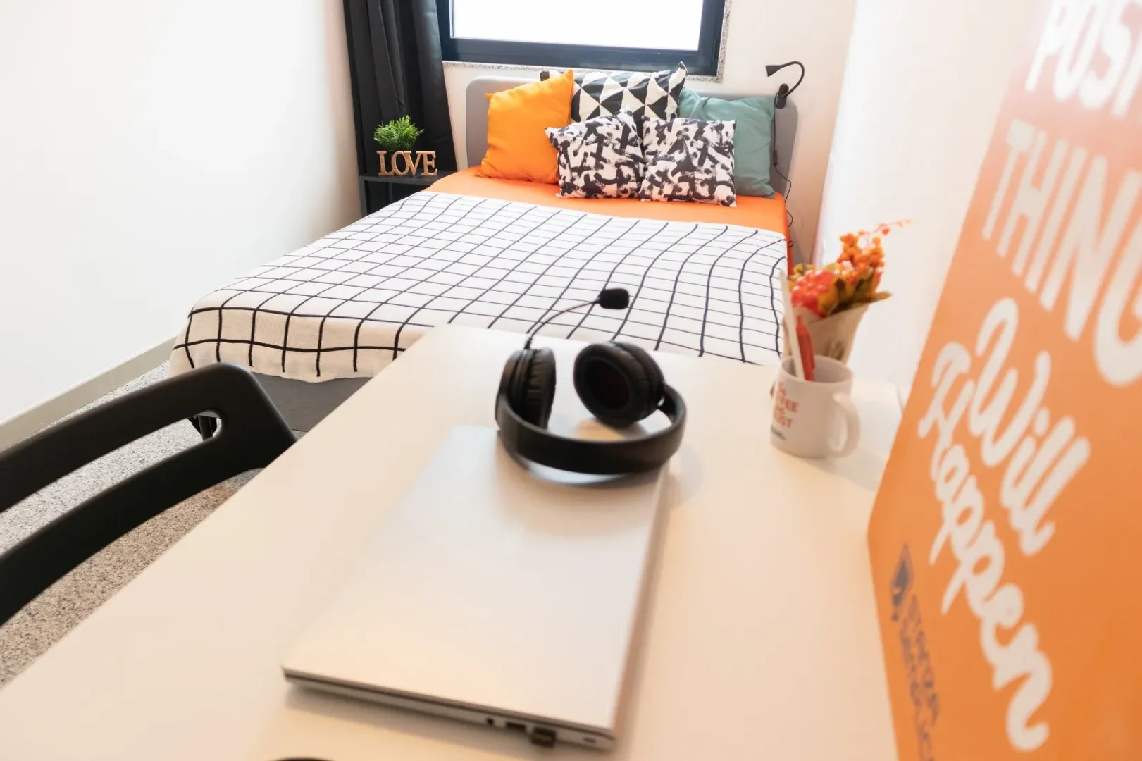 Zimmer in Studentenwohnung in zu vermieten, voll möbliert