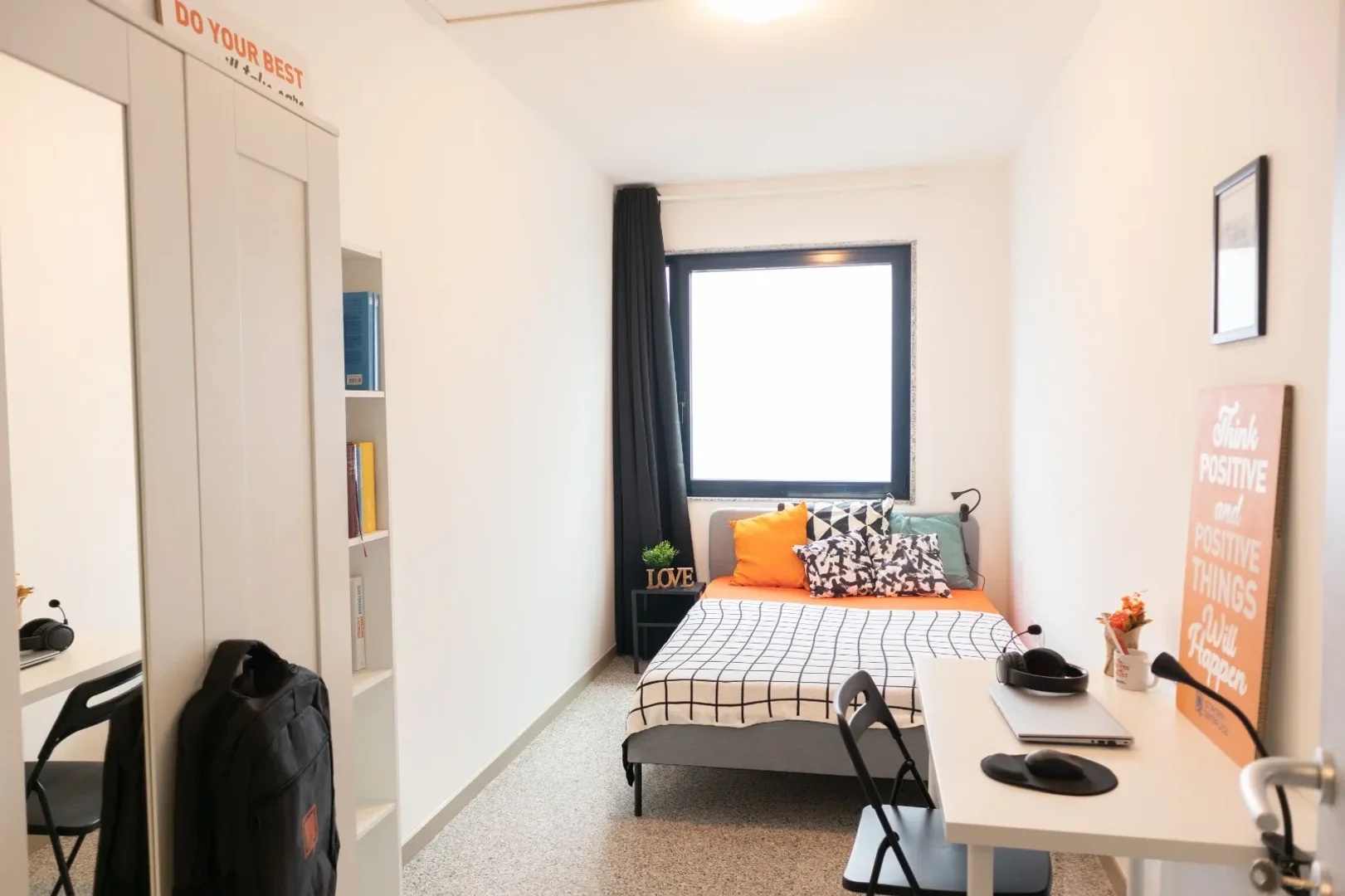 Zimmer in Studentenwohnung in zu vermieten, voll möbliert