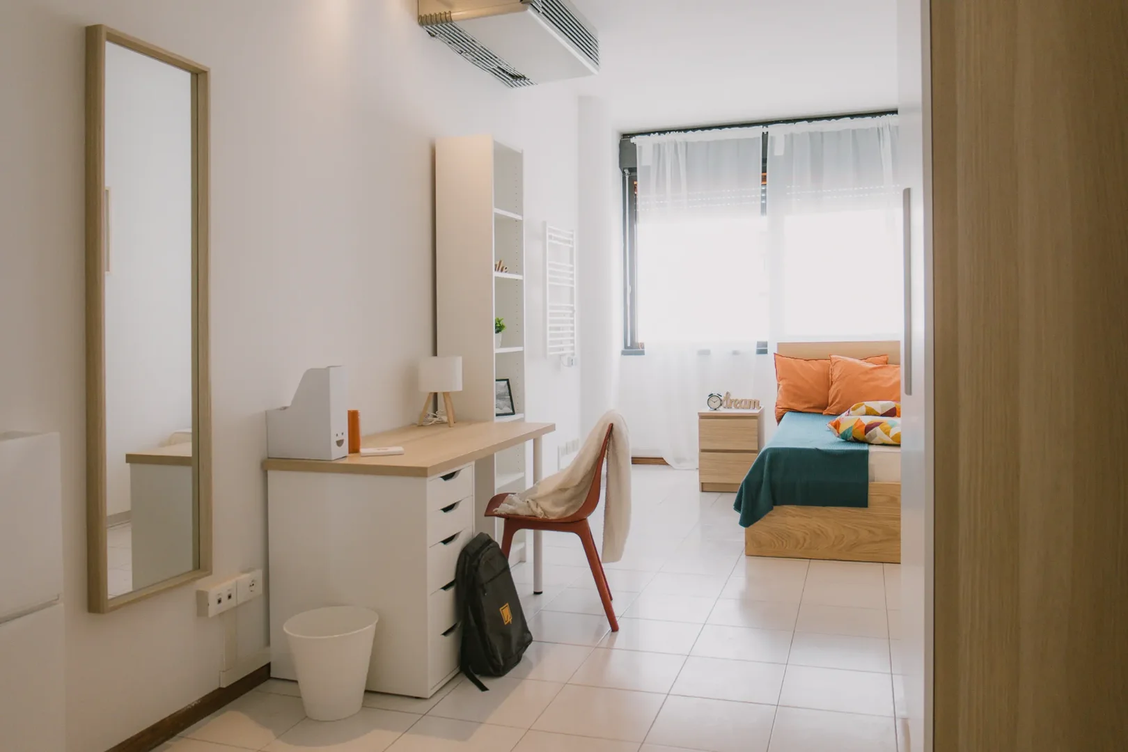 Chambre d'étudiant à avec espace d'étude et installations communes