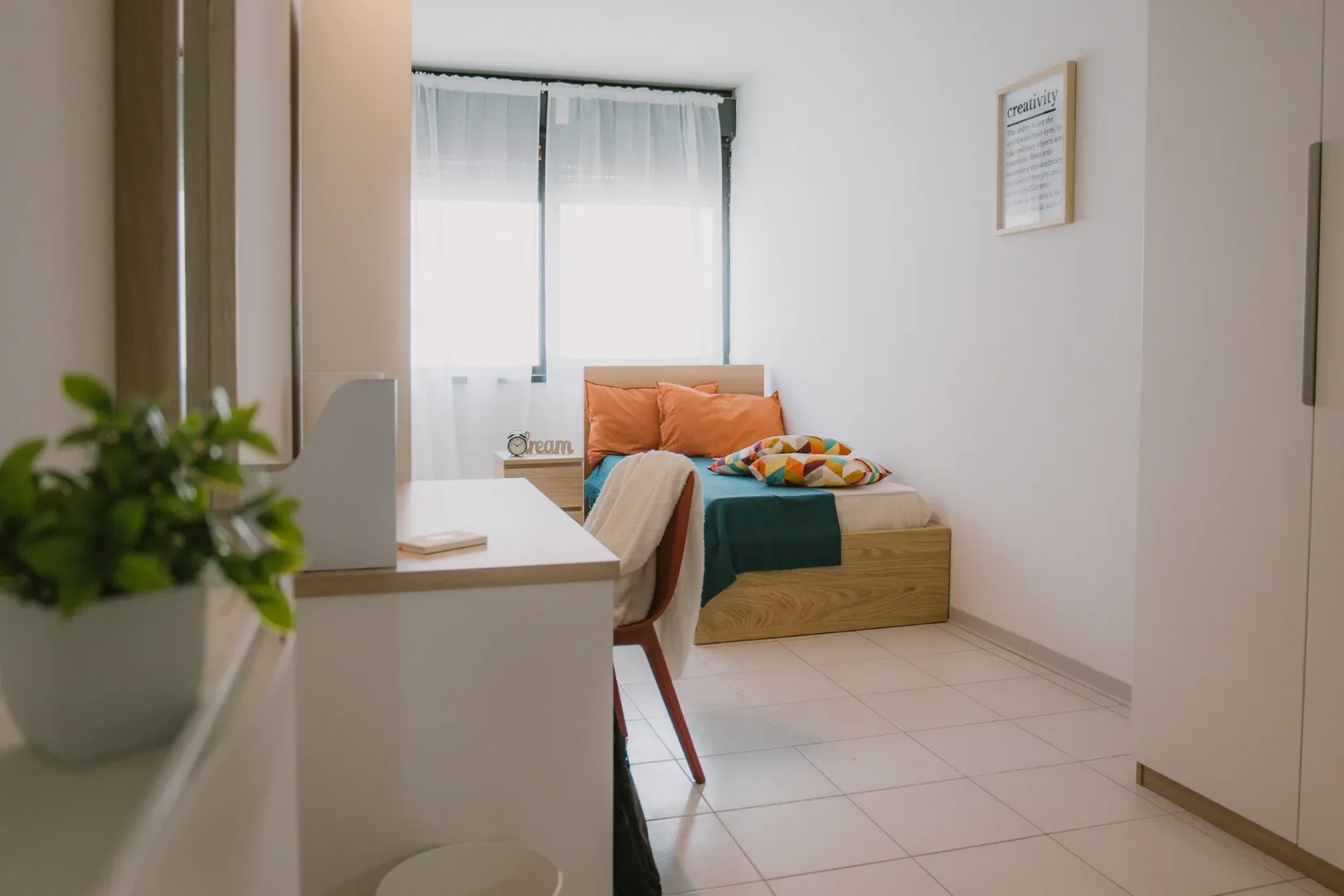 Chambre conviviale pour les étudiants dans avec des équipements modernes
