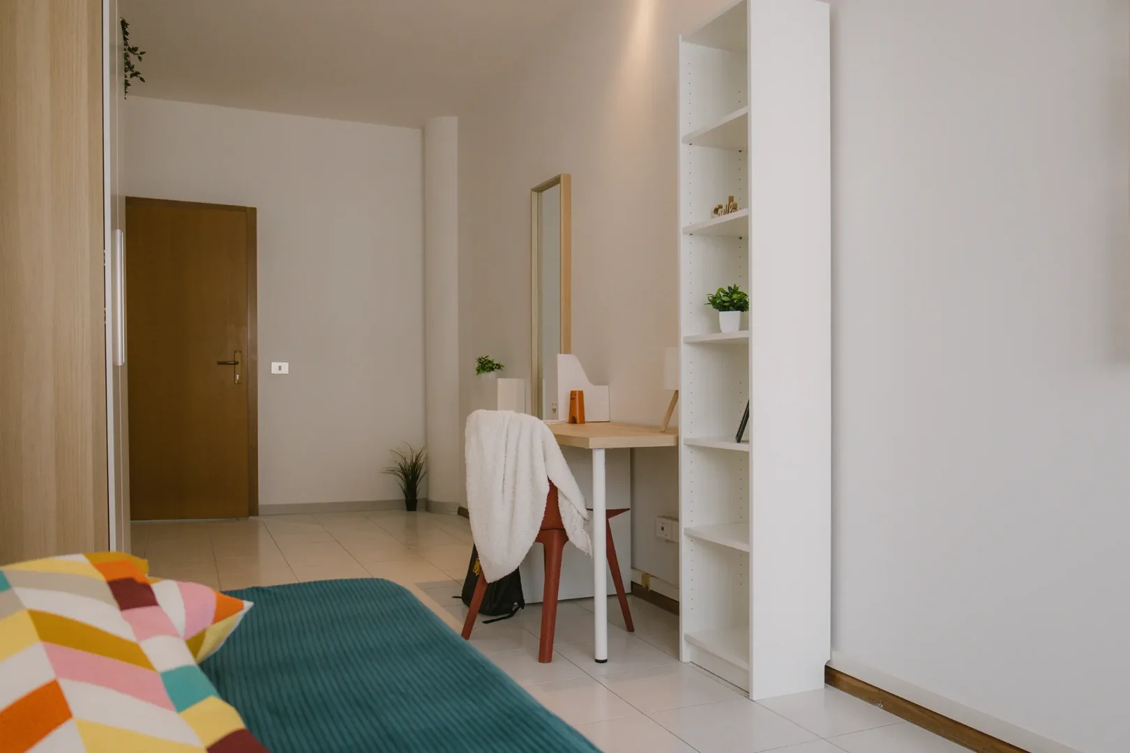 Chambre abordable pour les étudiants avec un bon éclairage dans