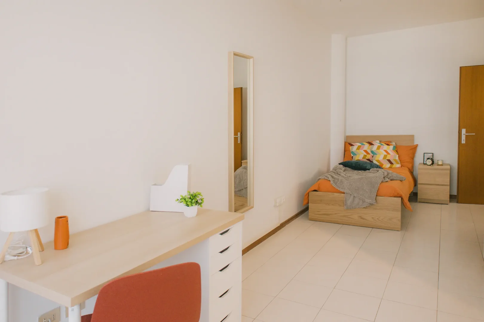 Chambre abordable pour les étudiants avec un bon éclairage dans