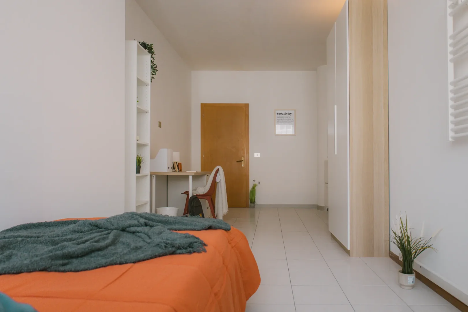 Chambre confortable pour étudiants disponible dans