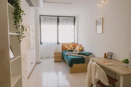 Chambre privée à Via Valentina Zambra, image 1 de 23