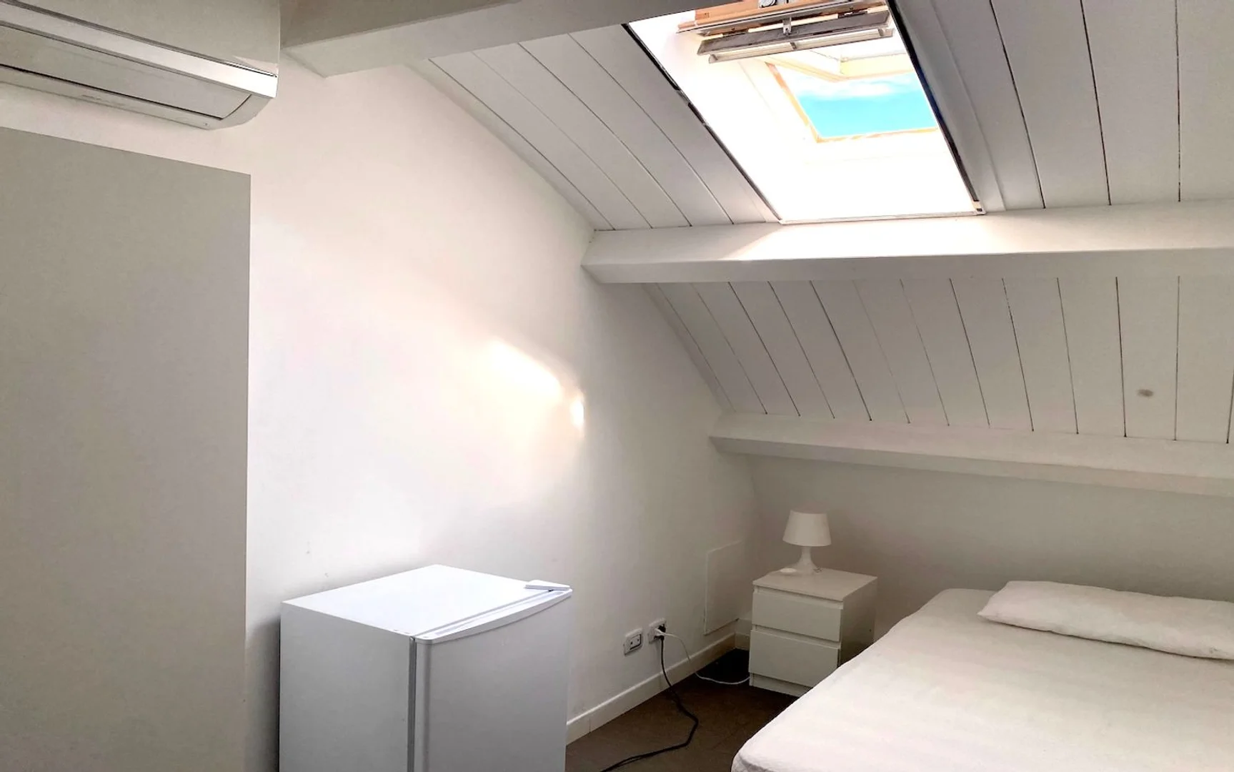 Quarto para alugar em apartamento de estudantes em , totalmente mobilado