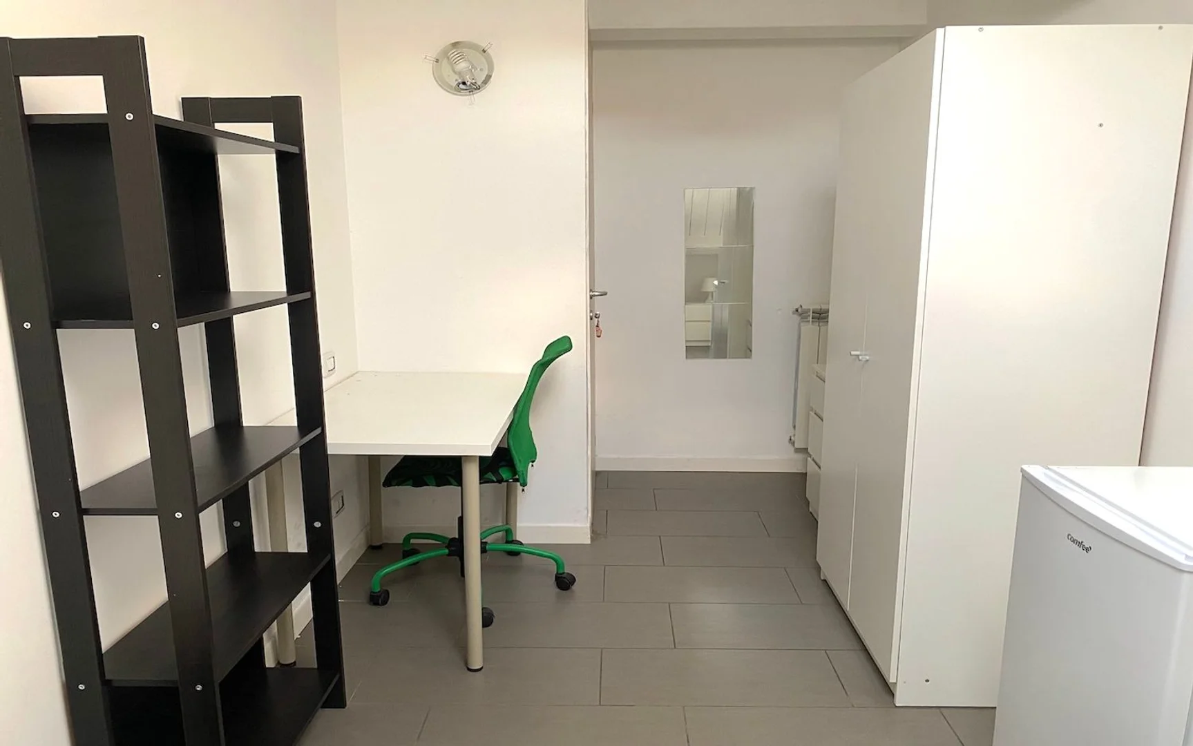 Quarto de estudante económico perto do campus em 