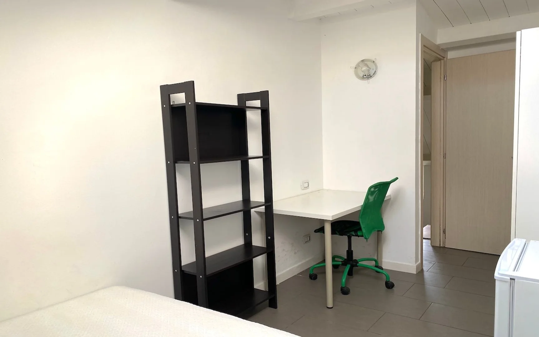 Quarto de estudante económico com localização conveniente em 