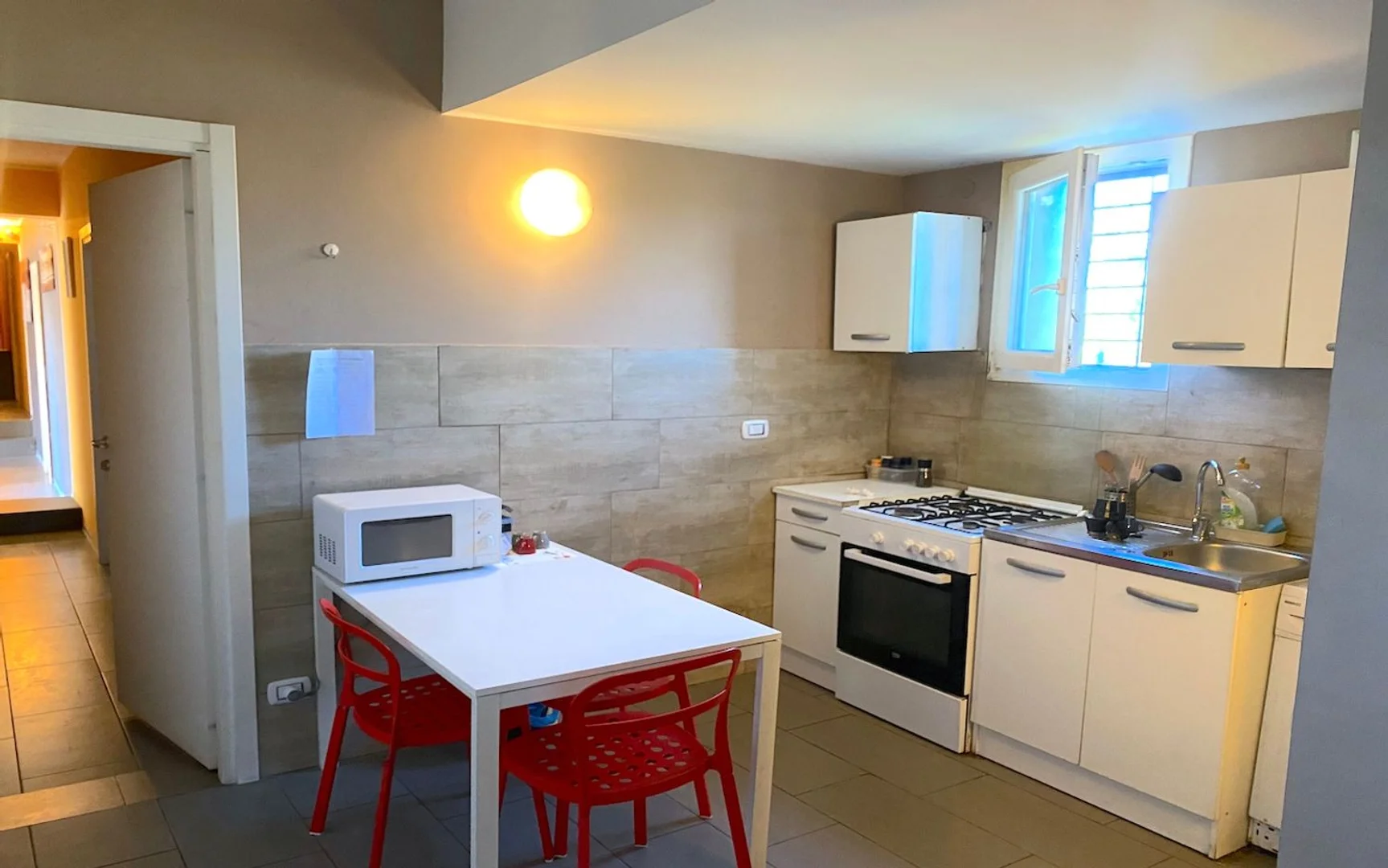 Quarto acessível para estudantes com iluminação ampla em 