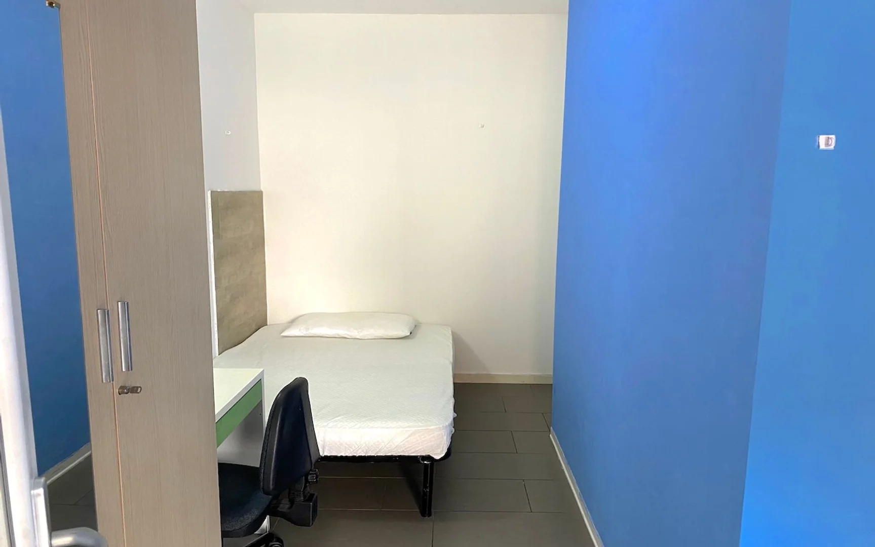 Quarto de estudante económico perto do campus em 
