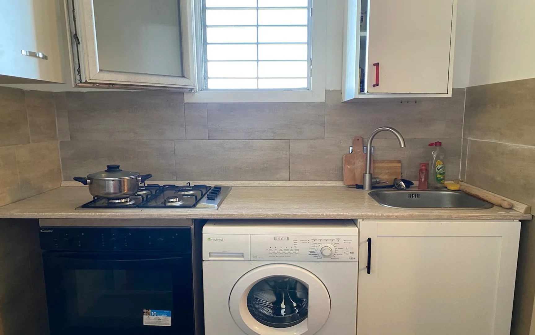 Quarto para alugar em apartamento de estudantes em , totalmente mobilado