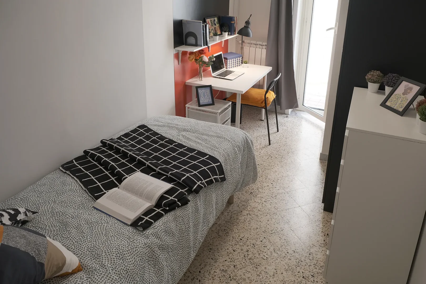 Bright and airy student room with easy university access in 