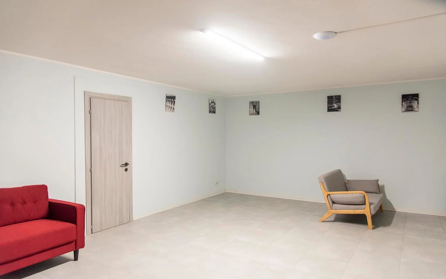 Stanza economica per studenti con ampia illuminazione in 