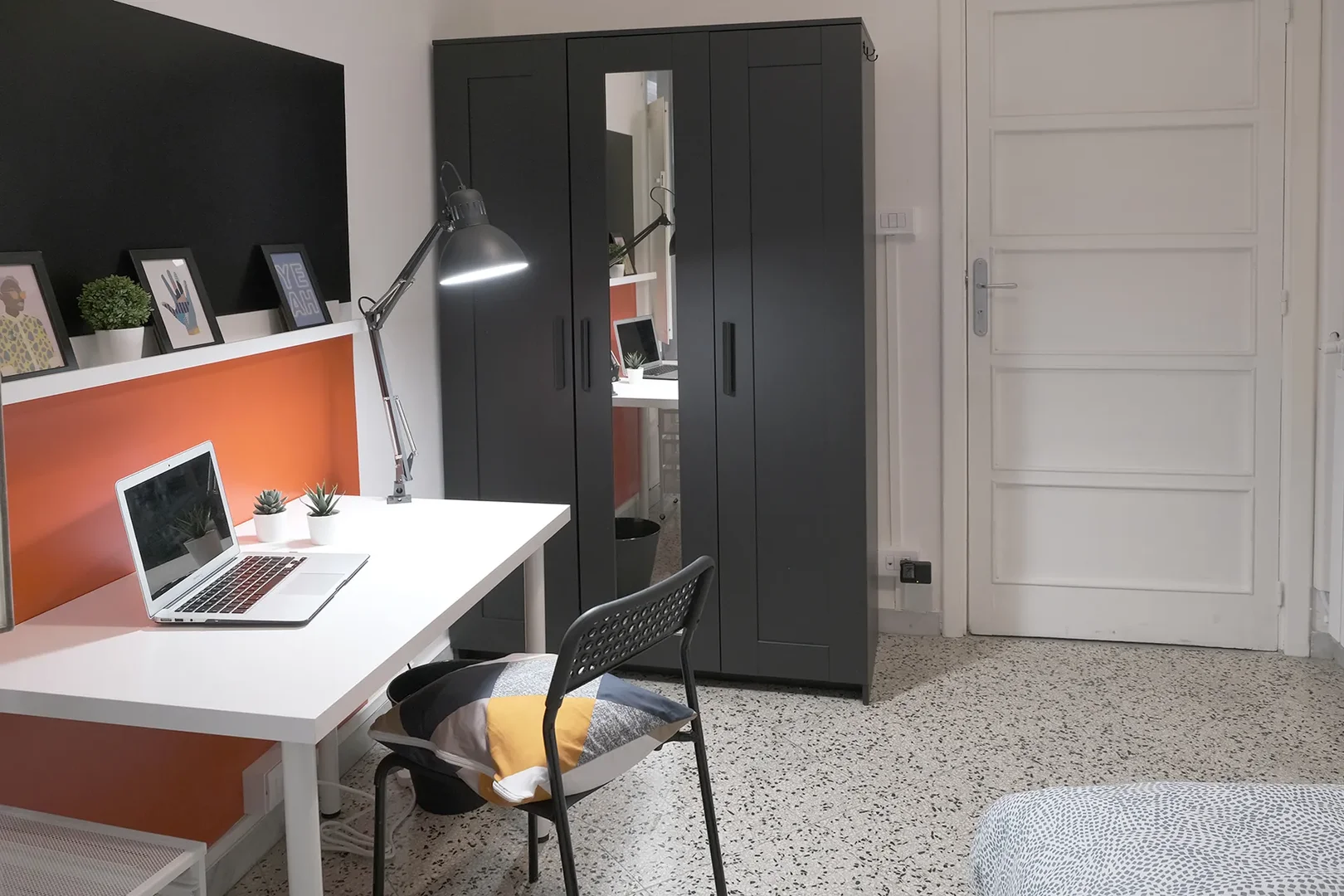 Bright and airy student room with easy university access in 