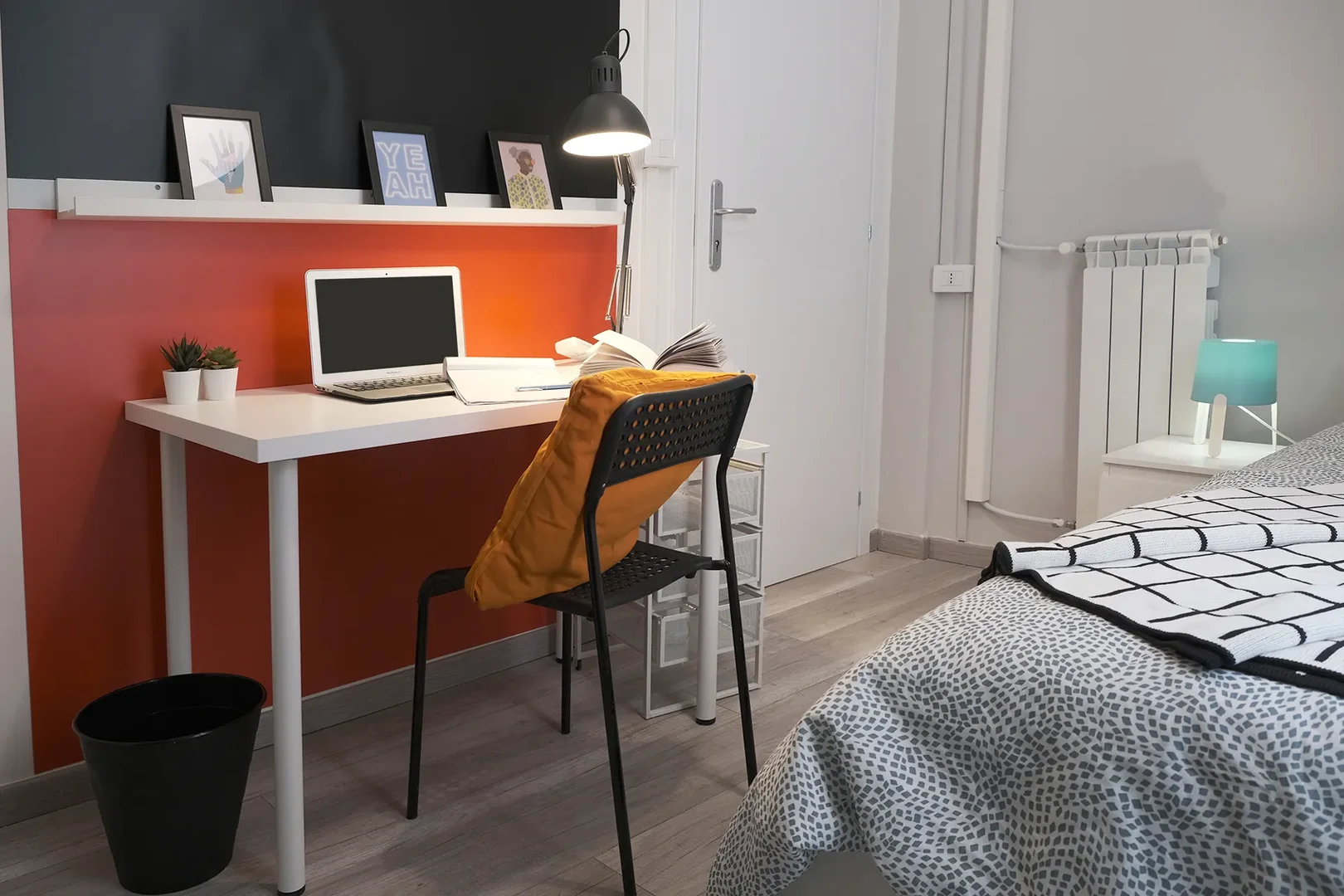 Functional student room perfect for studying in 