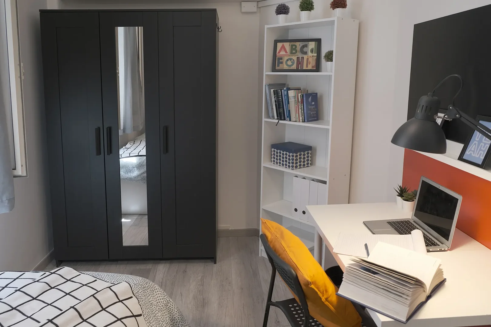 Room for rent in student apartment in , fully furnished