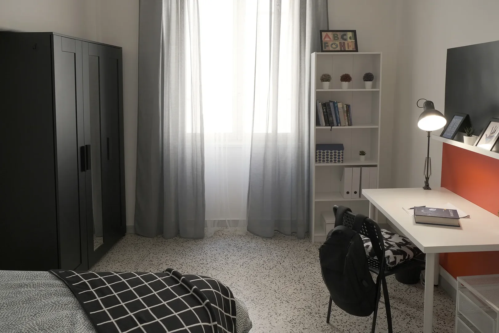 Functional student room perfect for studying in 