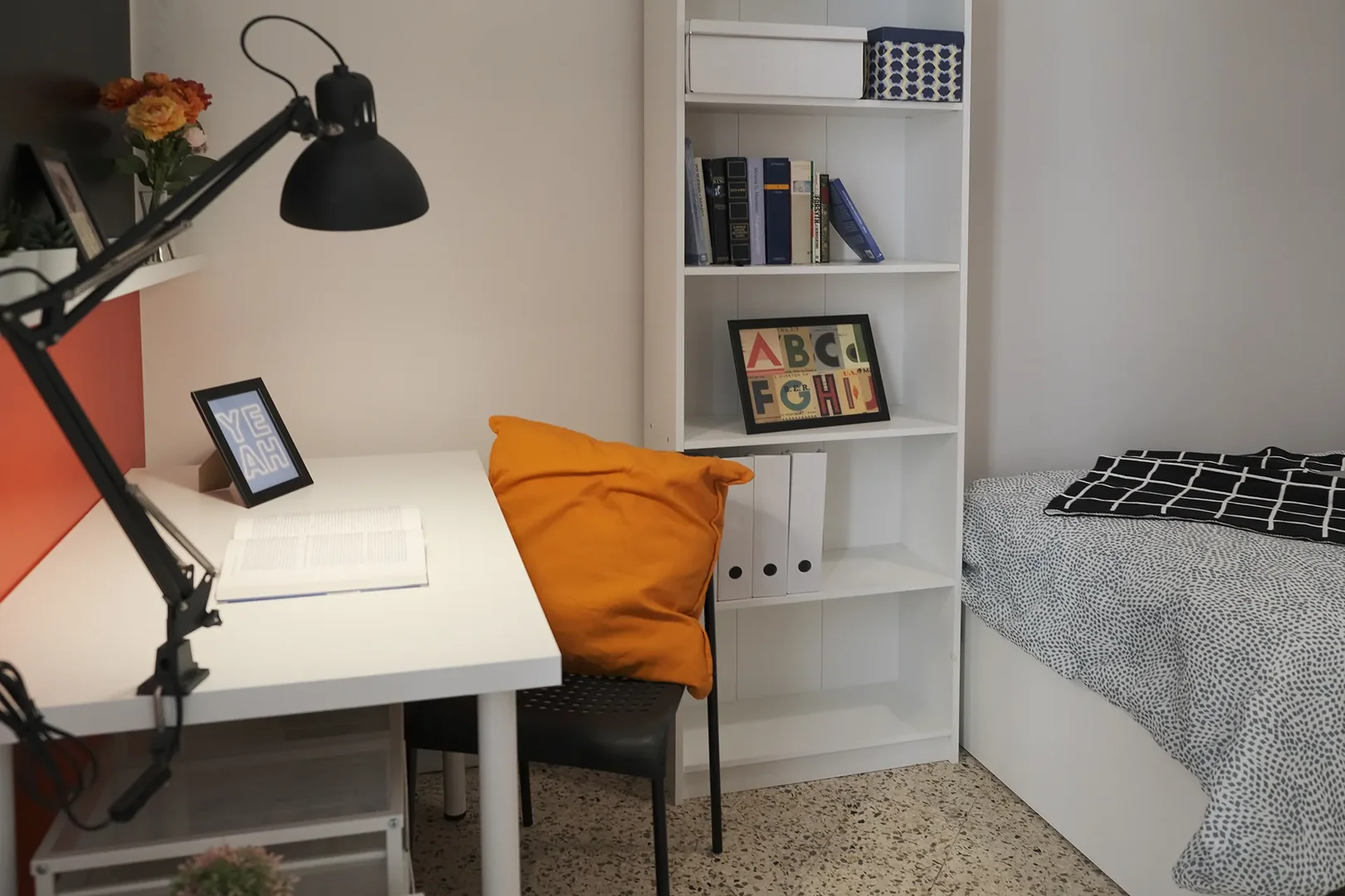 Comfortable and spacious student room in 