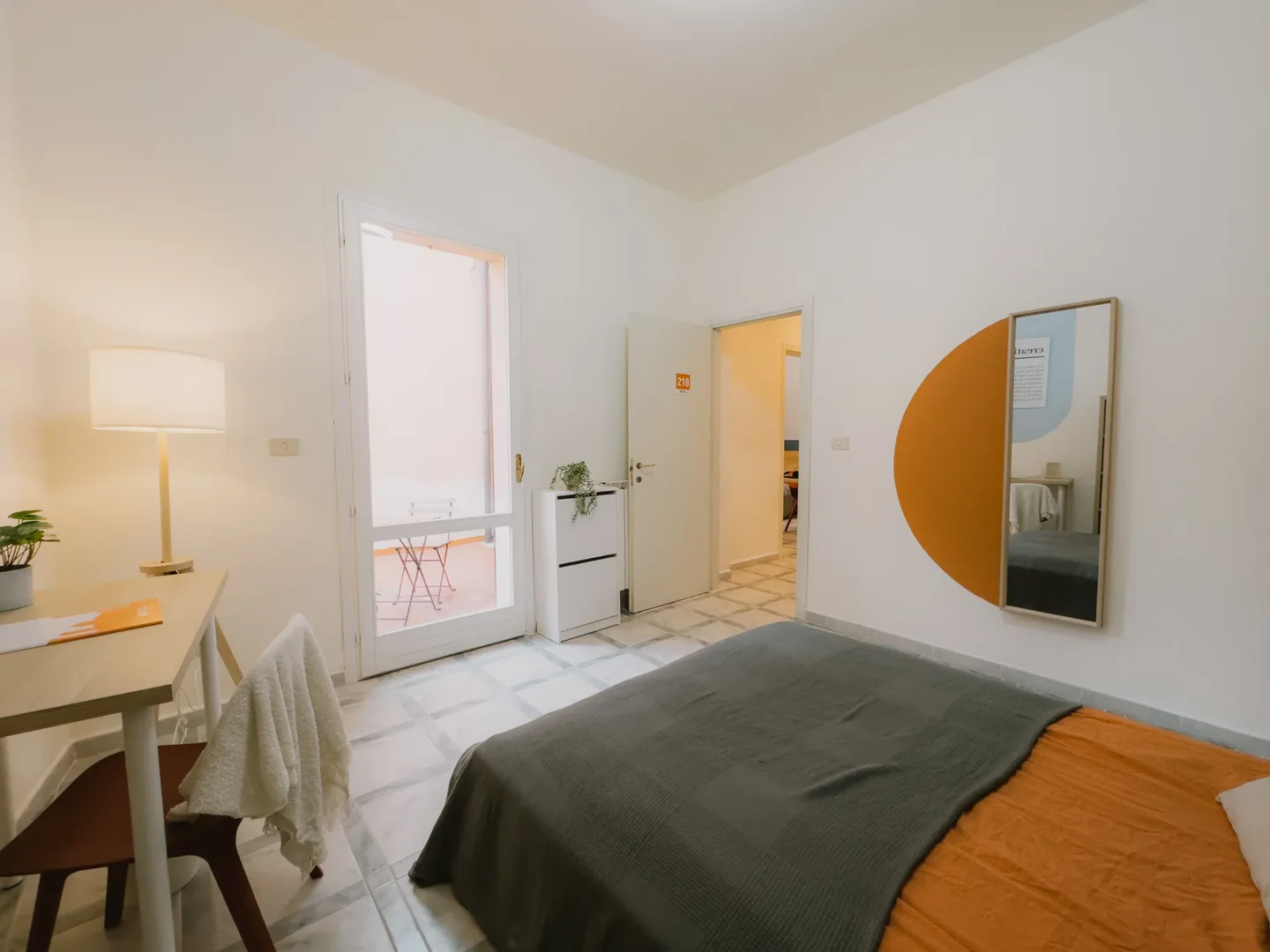 Habitación estudiantil funcional perfecta para estudiar en