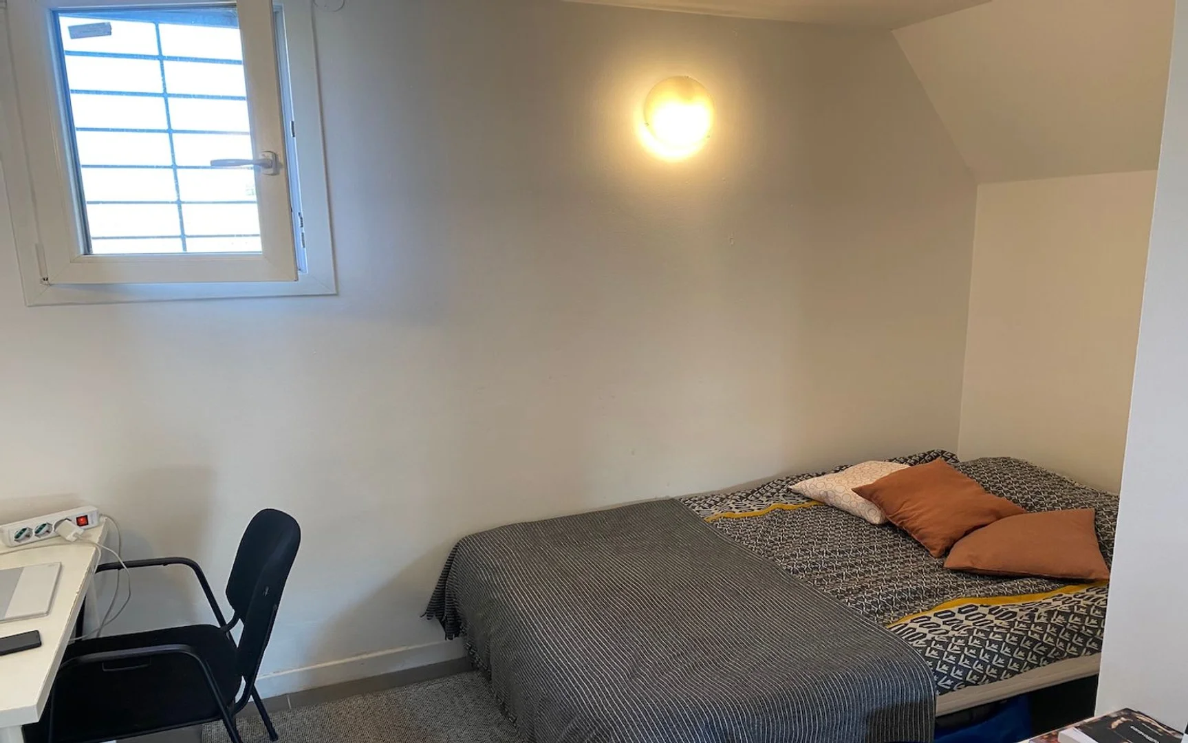 Quarto de estudante económico com localização conveniente em 