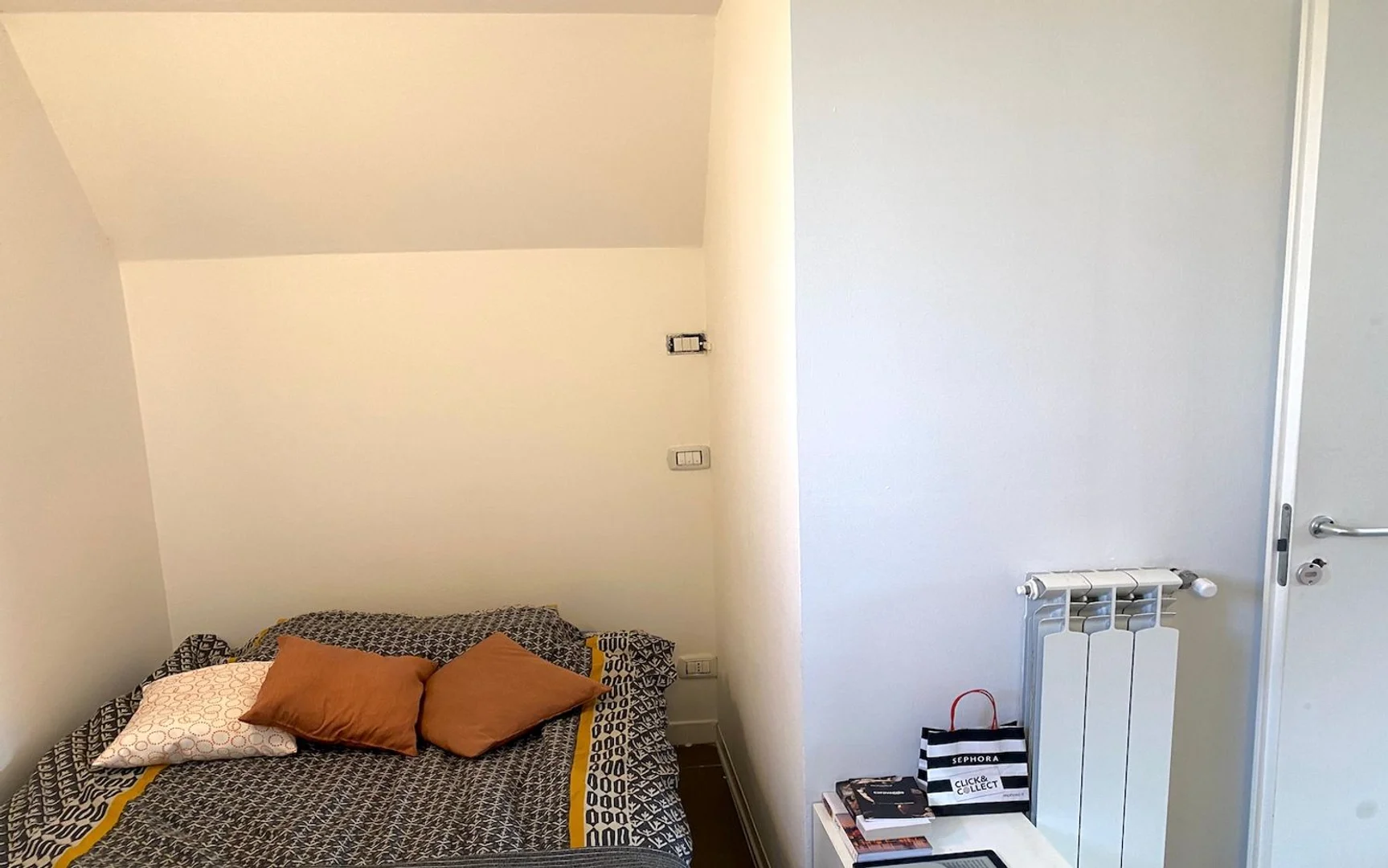 Quarto acessível para estudantes com iluminação ampla em 