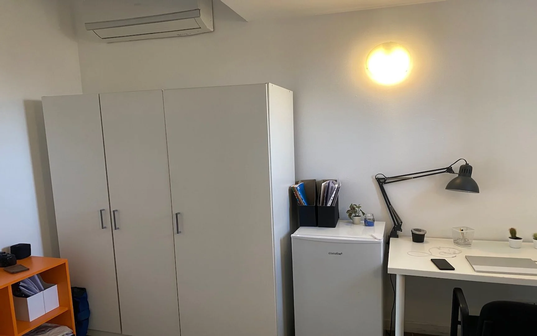 Quarto de estudante luminoso e arejado com acesso fácil à universidade em 