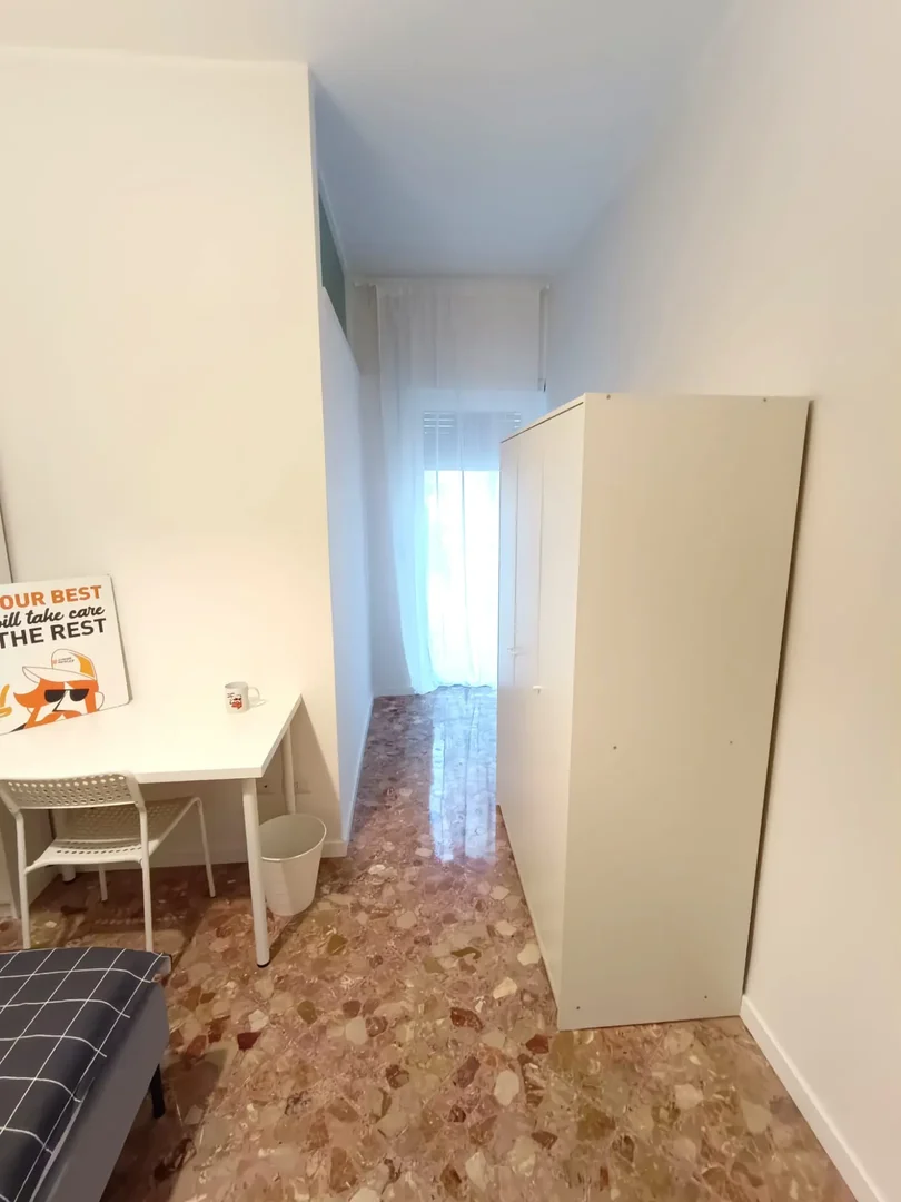 'da üniversiteye kolay erişime sahip aydınlık ve havadar öğrenci odası